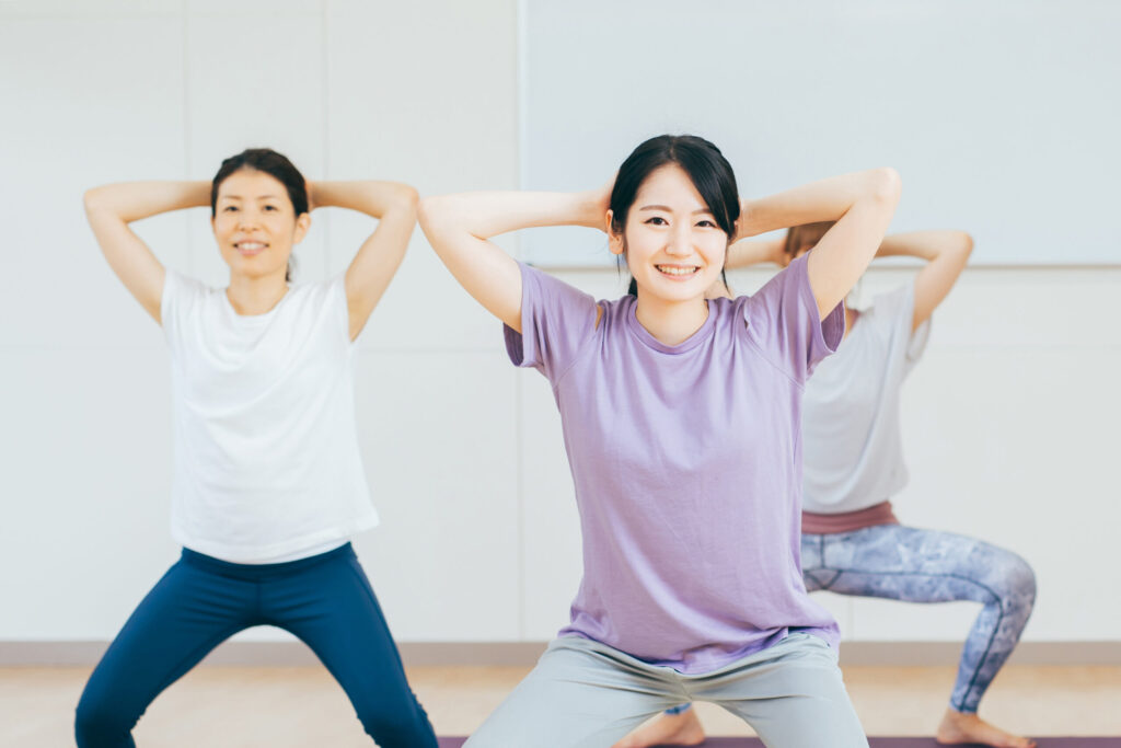 スクワットをしている女性3人