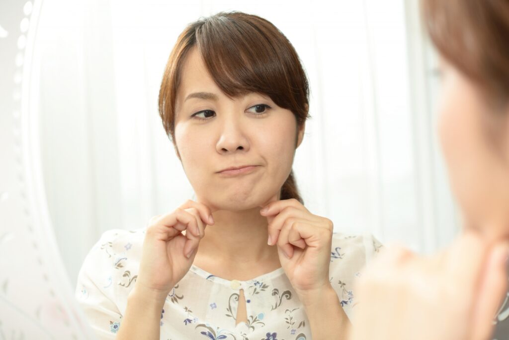 加齢によるたるみに悩む女性