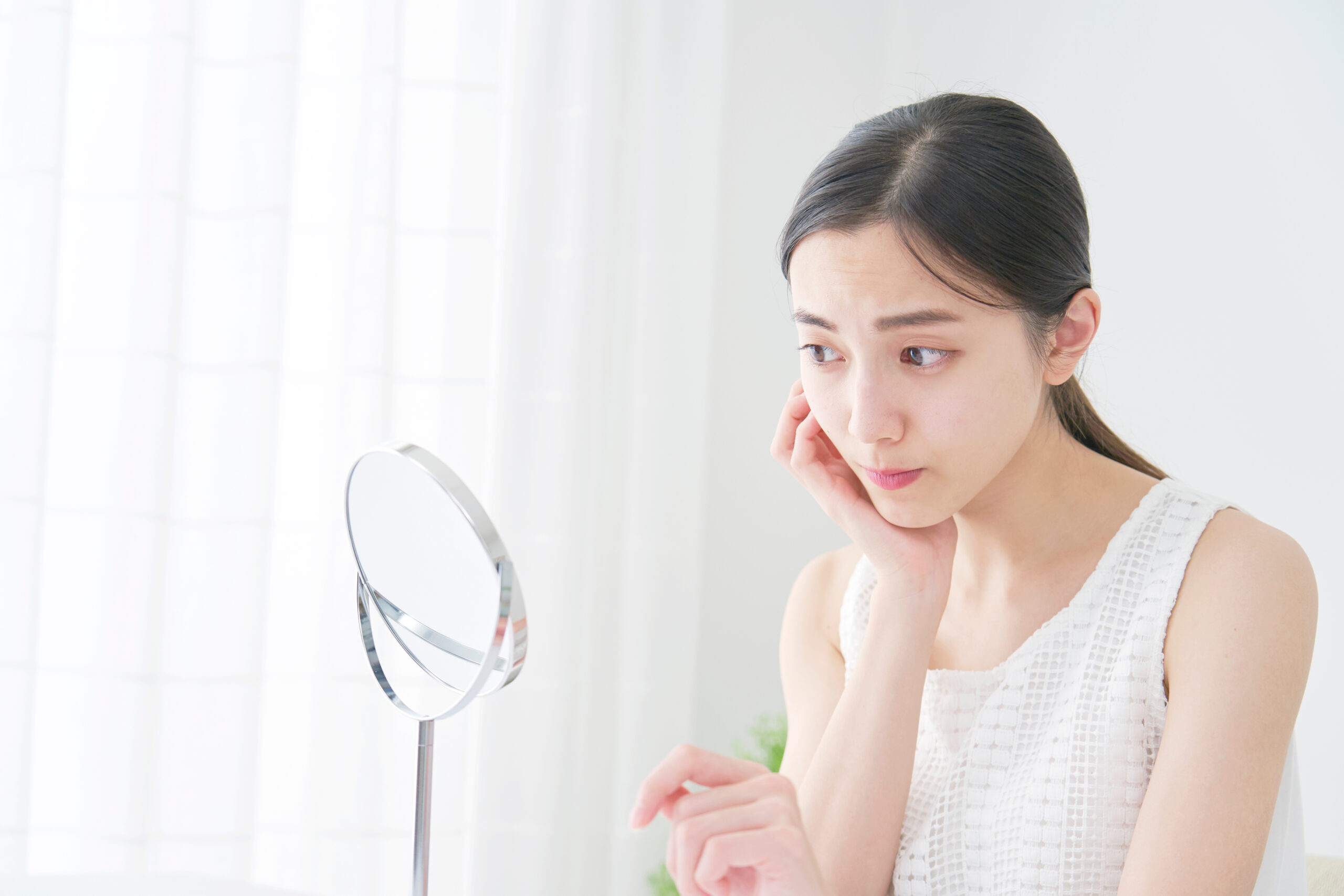 鏡を見ている女性