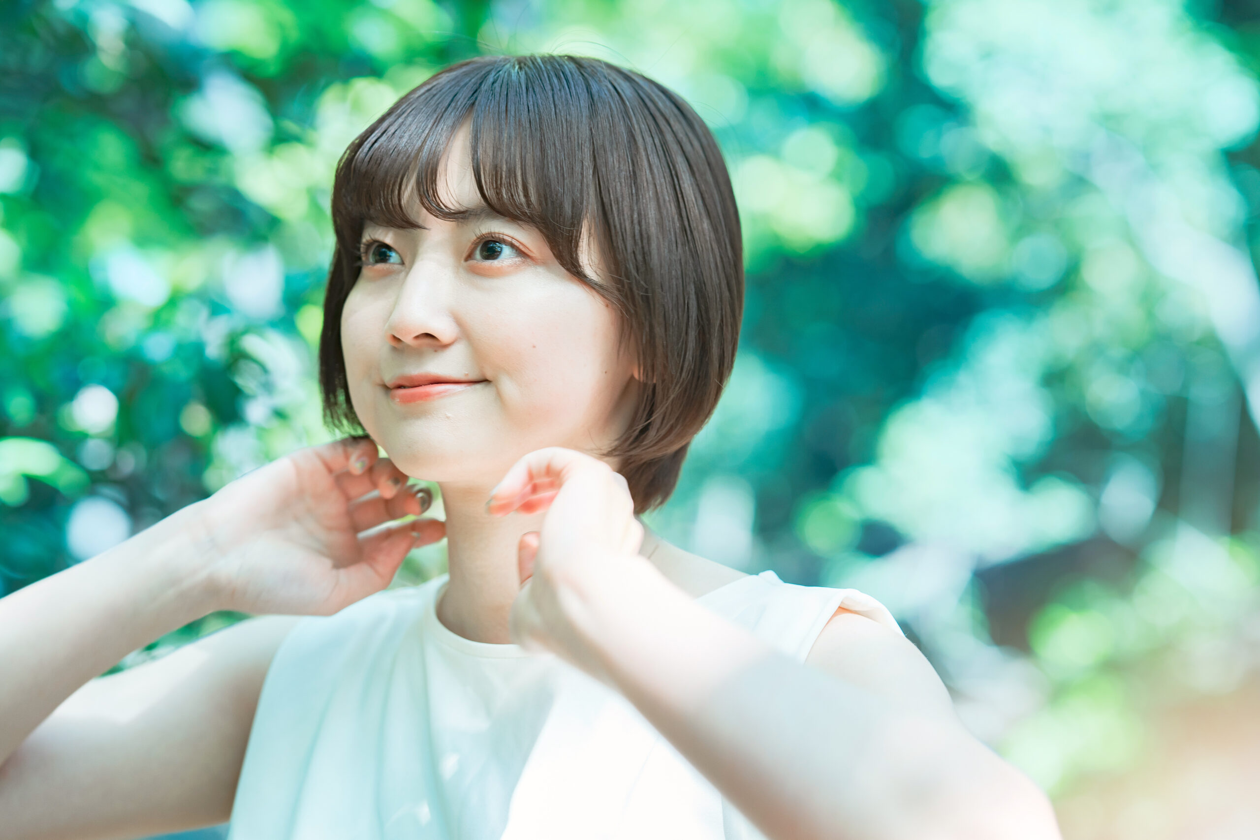 木の前の女性