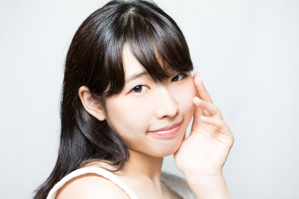 頬に手をあてている女性