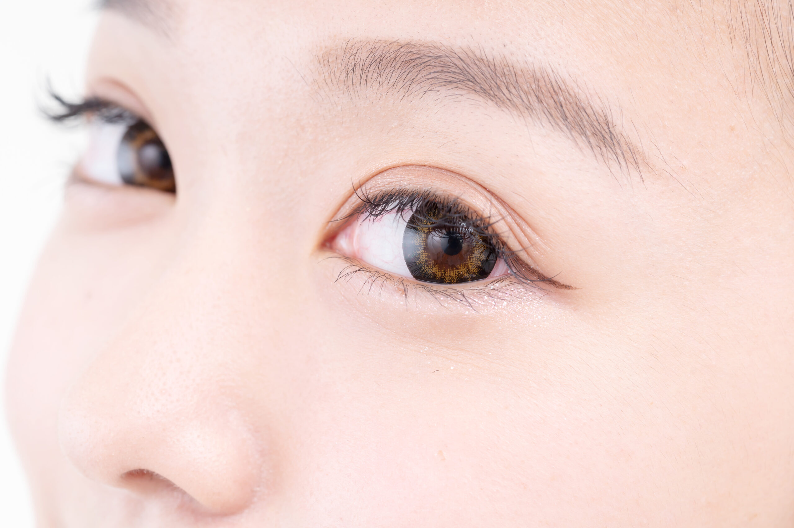 自然な二重まぶたを手に入れるには?セルフケアから整形まで解説