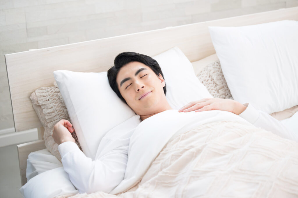 眠っている男性